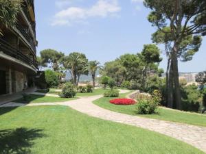 A garden outside Apartamento Eden Mar Torre Valentina, Sant Antonio de Calonge