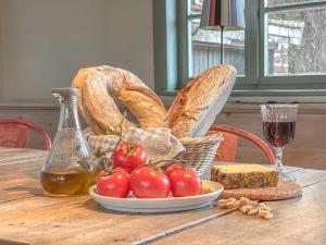 una mesa con un plato de tomates y pan en traumHaff Summer by Sea mit Kamin, privates NORDICSPA, Boot, en Rieth