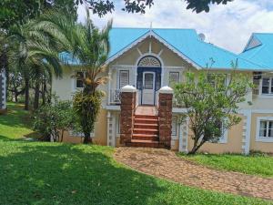 une maison avec un toit bleu dans l'établissement 20 Montego Bay - Caribbean Estates, à Port Edward