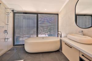 A bathroom at Luxury 5 bedroom villa with heated infinity pool & amazing sea views
