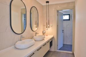 A bathroom at Luxury 5 bedroom villa with heated infinity pool & amazing sea views