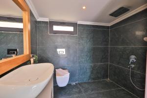 A bathroom at Luxury 5 bedroom villa with heated infinity pool & amazing sea views