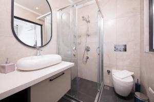 A bathroom at Luxury 5 bedroom villa with heated infinity pool & amazing sea views