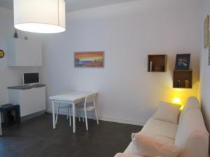 a living room with a couch and a table at Appartamento Ariston in Lido
