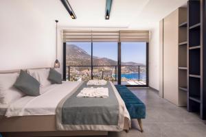 A bed or beds in a room at Luxury 5 bedroom villa with heated infinity pool & amazing sea views Még 37 kép