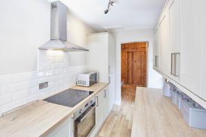 Dapur atau dapur kecil di Host & Stay - Ramblers Rest Cottage