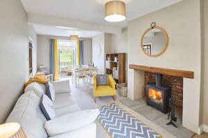 un soggiorno con divano e camino di Host & Stay - Ramblers Rest Cottage a Greenhead