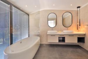 A bathroom at Luxury 5 bedroom villa with heated infinity pool & amazing sea views