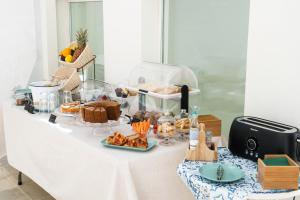 uma mesa com um buffet de comida em Donna Domenica Boutique Suites em Polignano a Mare