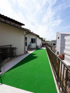 a green artificial turf driveway in a house at SUMITSUGU HOUSE East in Kumamoto