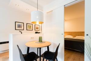 una mesa pequeña y sillas en una habitación con cama en Appartement HideAway Nr 96 - Amelander Kaap, en Hollum