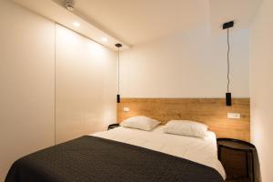 ホルムにあるAppartement HideAway Nr 96 - Amelander Kaapのベッドと2脚の黒い椅子がある寝室 +12枚の写真