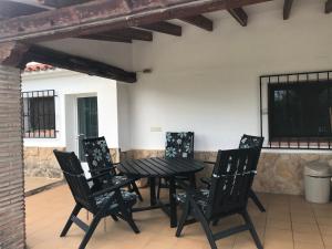 una mesa negra y sillas en un patio en Les Maisons Bleues Denia, en Denia