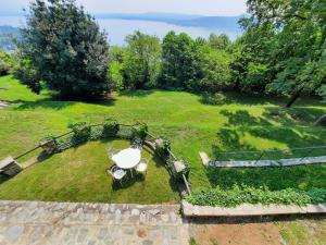 an aerial view of a garden with a sink in the grass at Casa Birtukan in Massino Visconti