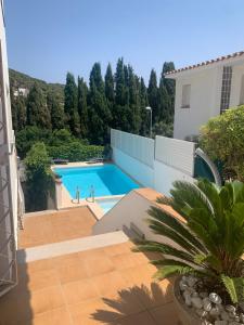 een zwembad in de achtertuin van een huis bij Casa Roca Maura in L'Estartit