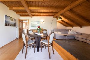 uma sala de estar com uma mesa e um sofá em Die Villa bei Meran em Marlengo