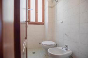 Et badeværelse på Appartamento Lungomare - HelloElba + 15 billeder