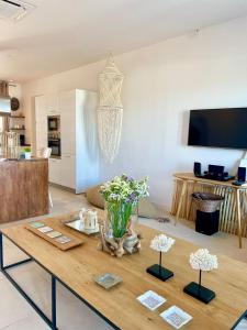 salon ze stołem z kwiatami w obiekcie Lidia Villa w mieście Panormos Mykonos
