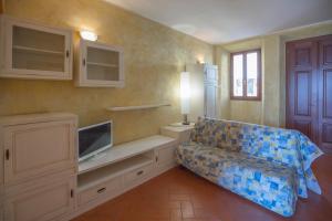 a living room with a couch and a television at Appartamento Lungomare - HelloElba in Portoferraio