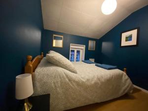 Posteľ alebo postele v izbe v ubytovaní 3 Star 3 bed QUERTINEUX Historic 4 Cathar Châteaux Lastours air conditioned