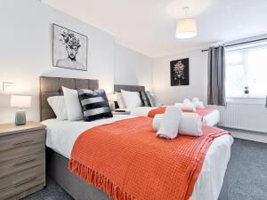 1 dormitorio con 2 camas y vestidor en Pass the Keys Luxury Bright Spacious Family Home - Near Beaches, en Swansea