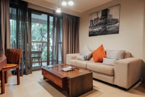 - un salon avec un canapé et une table basse dans l'établissement Fairway Hotel & Spa, à Kampala