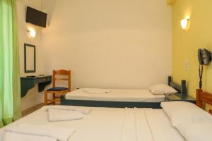 En eller flere senge i et værelse på Hotel Aggeliki