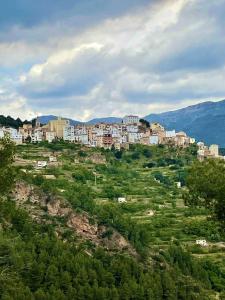 uma cidade no topo de uma colina com casas em Apto Los Molinos Sotano A REF 049 em Lucena del Cid