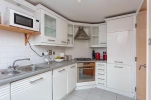 A kitchen or kitchenette at Ocean Way Apartment in Leith