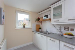 A kitchen or kitchenette at Ocean Way Apartment in Leith