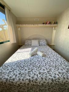 sypialnia z dużym łóżkiem z białą i czarną kołdrą w obiekcie Cosy mobile house in the heart of Goricko w mieście Moravske Toplice