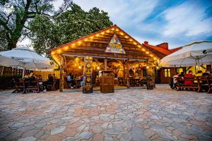 Western Camp Resort餐厅或其他用餐的地方