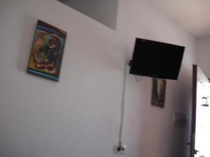 telewizor z płaskim ekranem na ścianie w pokoju w obiekcie Casa Caremy w mieście Almería