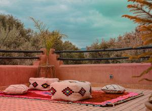 een groep kussens op een tapijt op een patio bij Villa Atlas Secret in Ourika