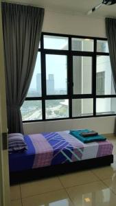 A bed or beds in a room at Conezion 3-bedroom condo @ IOI City Mall Putrajaya