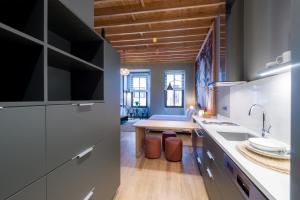 Kuchyň nebo kuchyňský kout v ubytování Art Pera Suites + 27 fotografií