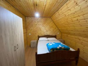 Postel nebo postele na pokoji v ubytování Bujtina Vellezerit Grrela + 1 fotografie