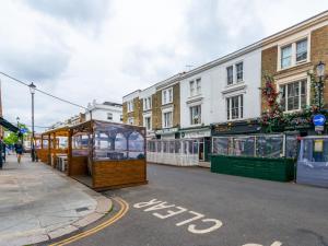 Gallery image of Pass the Keys - Top Floor Flat in the heart of Portobello Market, London in London