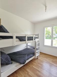 Katil dua tingkat atau katil-katil dua tingkat dalam bilik di Gîte de Kerninon Maison spacieuse et lumineuse