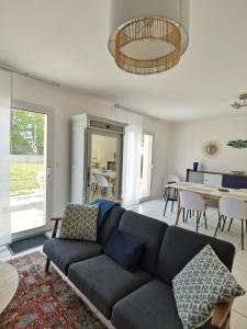 Posezení v ubytování Gîte de Kerninon Maison spacieuse et lumineuse