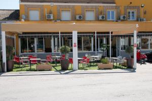 un restaurante con mesas y sillas frente a un edificio en Hostal Restaurante el Cary en Montemayor