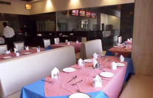 jadalnia ze stołem i różową tkaniną w obiekcie Chandra Grand w mieście Dźodhpur