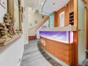 a hallway with a reception desk in a building at OYO Grantly Hotel in London
