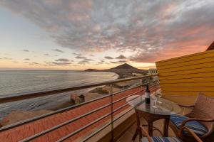 ein Balkon mit Tisch und Blick auf das Meer in der Unterkunft MEDANO4YOU The Ocean House in El Médano