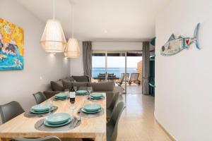 ein Esszimmer und ein Wohnzimmer mit Tisch und Stühlen in der Unterkunft MEDANO4YOU The Ocean House in El Médano