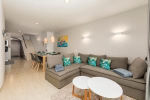 ein Wohnzimmer mit einer Couch und einem Tisch in der Unterkunft MEDANO4YOU The Ocean House in El Médano
