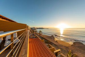ein Blick auf den Strand vom Balkon eines Resorts in der Unterkunft MEDANO4YOU The Ocean House in El Médano + 37 Fotos