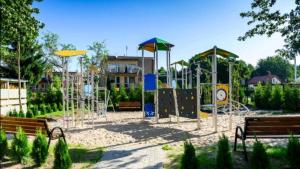 Otroško igrišče poleg nastanitve Polanki Park u Marty - Basen kryty