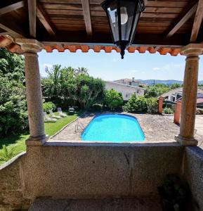 uma piscina num quintal com uma pérgola em Casa do Faial - Braga em Braga