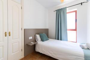 Posteľ alebo postele v izbe v ubytovaní UpTown Urban Apartments
